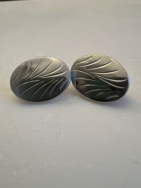 Vintage Sarah Coventry Silver Tone Engraved Leaf Oval Clip On Earrings